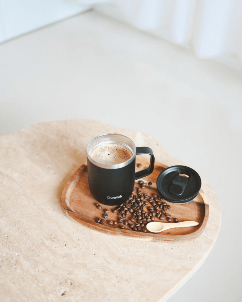 Mug isotherme 350 ml en inox recyclé avec anse – QWETCH - Disponible en 4 Couleurs : Rose, Bleu, Vert, Noir