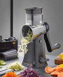 Râpe manuelle à tambours Click Gefu pour râper des légumes rapidement et efficacement.