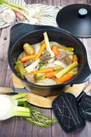 Cocotte noire 28 cm Cookut, écologique et durable, avec un revêtement minéral sans PFAS et conçue pour offrir une cuisson parfaite sur tous types de feux.