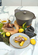 Cocotte Moka 28 cm Cookut, écologique et durable, avec un revêtement minéral sans PFAS et conçue pour offrir une cuisson parfaite sur tous types de feux.