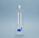 Bouteille Baleine Balvi, fabriquée en verre borosilicate, avec un bouchon étanche en silicone pour un transport sans fuite.