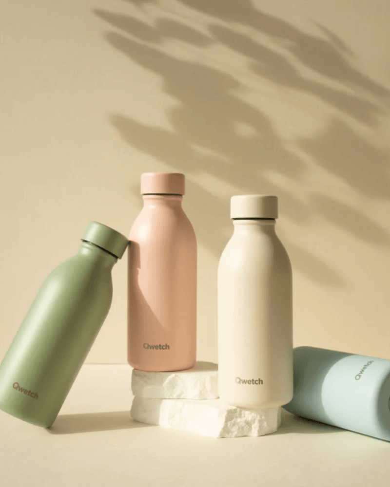Bouteille Isotherme Qwetch, conçue pour maintenir vos boissons à la température idéale pendant plusieurs heures, parfaite pour les journées en déplacement.