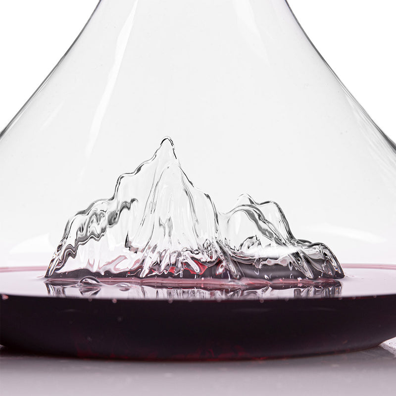 Carafe à vin Topographic Mont Blanc sur une table, avec des reliefs montagneux inspirés du Mont Blanc, parfait pour une expérience de dégustation.