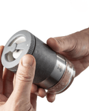 Coffret Moulin à Sel Peugeot Maestro ZIRLION® en main, démontrant son design moderne et la qualité de la mouture.