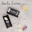 Coupe ail Microplane avec gousses d'ail et ail râpé sur un comptoir en marbre.