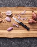 Couteau d'office Four Star Zwilling en situation sur une planche