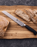 Couteau à pain Four Star Zwilling sur planche avec son pain