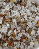 Zoom sur les cristaux de sel et épices méditerranéennes, parfaits pour rehausser viandes, légumes et plats estivaux.