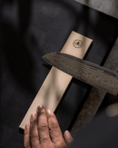 Cuir naturel pour polir et affiner les lames de couteaux après affûtage.