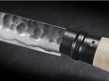 Détail de la lame en acier inoxydable VG7 du couteau Opinel N°10 Shiori, garantissant une coupe précise et durable.