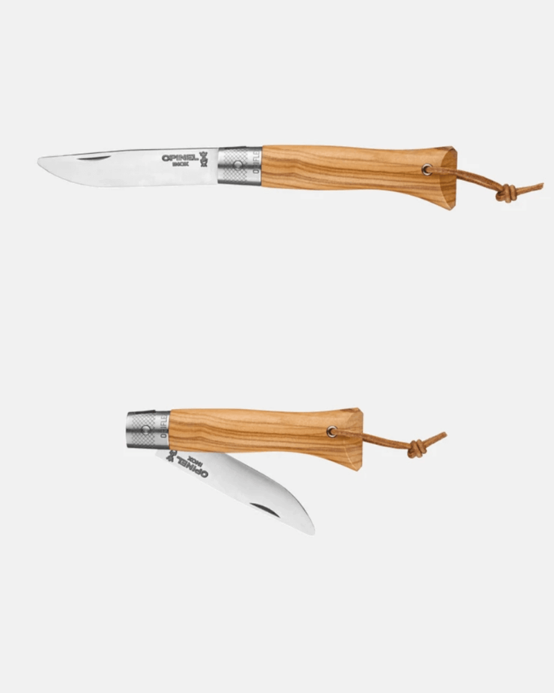 Gros plan sur le manche en bois d'olivier de l'Opinel Néo6, mettant en avant la qualité du matériau.