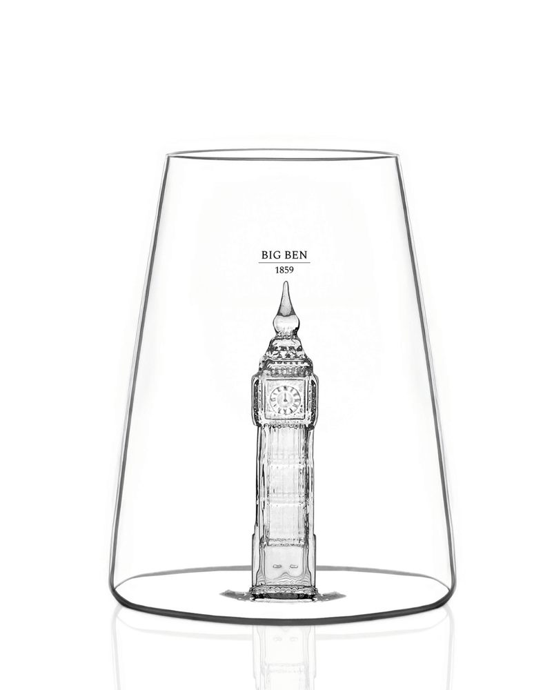 Zoom sur le relief du monument Big Ben à l’intérieur du verre