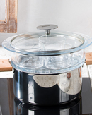 Le cuit-vapeur en verre Cristel est équipé d'un élément cuit-vapeur et d'un couvercle en verre à bouton inox.