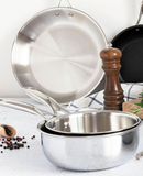 Origine France Garantie gravé sur la base des casseroles Cristel Castel’Pro.