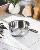 Marquage intérieur pratique dans les casseroles Cristel Castel’Pro pour mesurer avec précision.