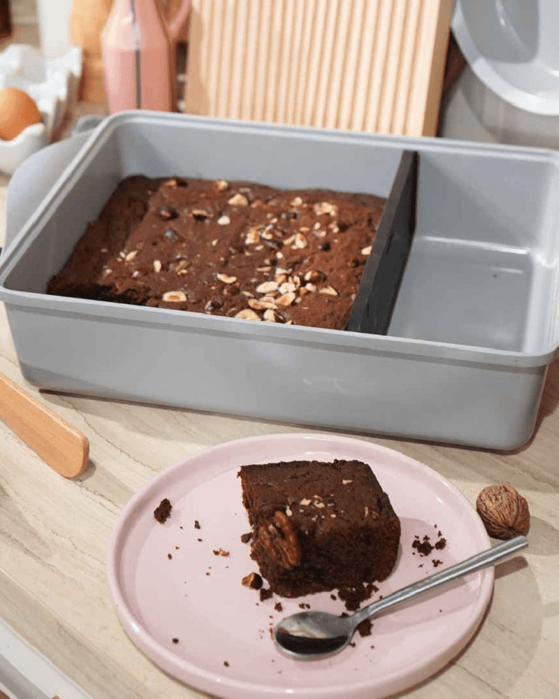 Plat au four Cookut en teinte Fougère, conçu avec un séparateur innovant pour personnaliser la taille du plat en fonction de vos recettes.


