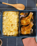 Plat au four Cookut de couleur polaire, avec un séparateur innovant pour ajuster la taille selon les besoins culinaires.