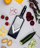Mandoline en V avec lame à julienne, idéale pour trancher légumes comme courgettes et radis facilement.