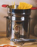 La marmite Cristel à anse amovible est en inox 18/10 brillant compatible sur tous les feux dont l'induction, fabriquée en France.