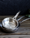  Poignée rivetée en fonte d’inox athermique de la mini-poêle Castel’Pro.