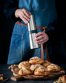 Moulin-Shaker à Cannelle Peugeot Lanka 22 cm, design moderne en inox, mécanisme performant pour une mouture fine.