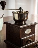 Moulin à café Peugeot Brésil en bois de hêtre massif, mécanisme en acier inoxydable, mouture ajustable, tiroir récupérateur, design vintage inspiré des modèles traditionnels du XIXᵉ siècle.