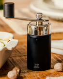 Moulin à muscade Peugeot Isen 16 cm en bois de hêtre, finition noir mat  avec manivelle ergonomique.