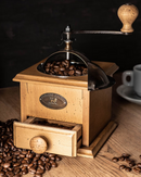 Moulin à café manuel Peugeot, modèle Antique, avec mécanisme en acier breveté et tiroir en bois vieilli.