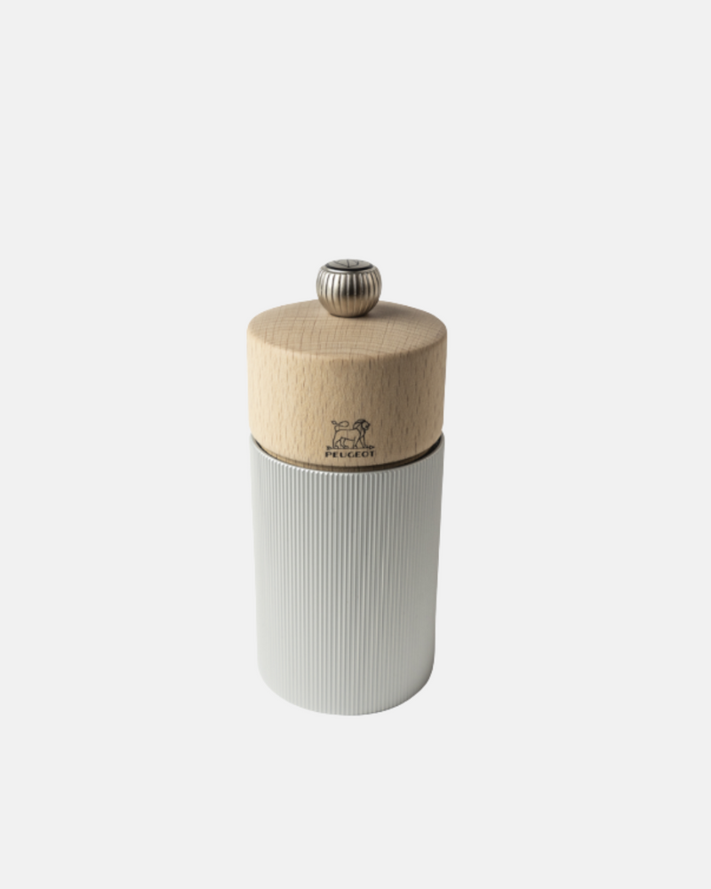 Moulin à poivre manuel Peugeot Line Aluminium de 12 cm, design moderne en bois de hêtre naturel et aluminium strié.