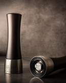 Moulin à Poivre Peugeot Madras en bois et inox, mécanisme en acier inoxydable garanti à vie, sans tige centrale, système U’Select, mouture ajustable, design élégant et moderne.