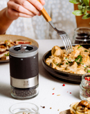 Moulin à Poivre Peugeot Maestro, bar à poivres innovant avec réservoirs interchangeables, design en bois et acier, mécanisme en acier garanti à vie.