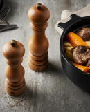 Moulin à poivre Peugeot Paris Antique en bois patiné, design inspiré du modèle de 1874, mécanisme en acier haute résistance, mouture réglable, idéal pour poivre noir, blanc, vert ou rouge, fabrication française.