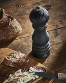 Moulin à poivre manuel Peugeot Paris Nature Black, fabriqué en bois de hêtre upcyclé avec finition noire écologique.