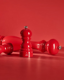 Moulin à poivre Peugeot Paris U’Select en bois laqué rouge, mécanisme en acier haute résistance, mouture réglable, idéal pour poivre noir, blanc, vert ou rouge, disponible en plusieurs tailles, fabrication française.