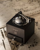 Moulin à poivre et épices Olivier Roellinger Peugeot, en bois de hêtre chocolat, avec manivelle ergonomique et tiroir récupérateur, mécanisme en acier inoxydable garanti à vie, fabrication française.