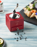 Moulin à poivre et épices Olivier Roellinger Peugeot, en bois laqué rouge piment, avec manivelle ergonomique et tiroir récupérateur, mécanisme en acier inoxydable garanti à vie, fabrication française.