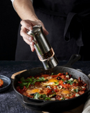 Moulin à poivre électrique Peugeot Zeli en ABS finition métal brossé, design compact de 14 cm.