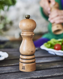 Moulin à sel Peugeot Paris Antique en bois patiné, design vintage inspiré du modèle de 1874, mécanisme en acier inoxydable, mouture réglable, idéal pour sel sec, fabrication française.