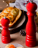 Moulin à sel Peugeot Paris en bois laqué rouge, mécanisme en acier inoxydable, mouture réglable, idéal pour sel sec, disponible en plusieurs tailles, fabrication française.