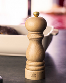     Moulin à sel Peugeot Paris U’Select en bois naturel, mécanisme en acier inoxydable, mouture réglable, idéal pour sel sec, disponible en plusieurs tailles, fabrication française.