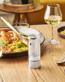     Moulin à sel électrique Peugeot Zeli, corps en inox brossé, hauteur 14 cm, mécanisme en acier inoxydable garanti à vie, mouture ajustable et activation par simple pression.

