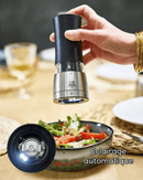 Moulin électrique Peugeot Daman U’Select, en métal et ABS noir irisé, activation tactile, mouture réglable, fonctionnement sur piles, éclairage LED, fabrication française.