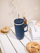 Mug isotherme Qwetch 600 ml en acier inoxydable recyclé, coloris bleu nuit, avec paille rétractable.