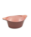 Cocotte ovale 33 cm Cookut en couleur rose, idéale pour des plats conviviaux et saveureux.