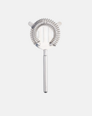 Filtration d’un cocktail avec la passoire Luxe Lounge, accessoire essentiel pour mixologie.