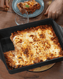 Plat ajustable Cookut en teinte graphite, avec séparateur breveté pour personnaliser la taille du plat selon vos besoins culinaires.

