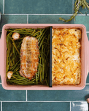 Plat ajustable Cookut en teinte Guimauve, avec séparateur breveté pour ajuster facilement la taille du plat en fonction des besoins culinaires.

