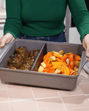 Plat ajustable Cookut en teinte Moka, avec séparateur breveté pour ajuster facilement la taille du plat selon vos besoins culinaires.

