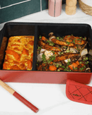 Plat ajustable Cookut en teinte Passion, avec séparateur breveté pour personnaliser la taille du plat selon vos besoins culinaires.

