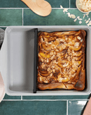 Plat ajustable Cookut en teinte perle, avec séparateur breveté pour adapter la taille du plat selon les recettes.

